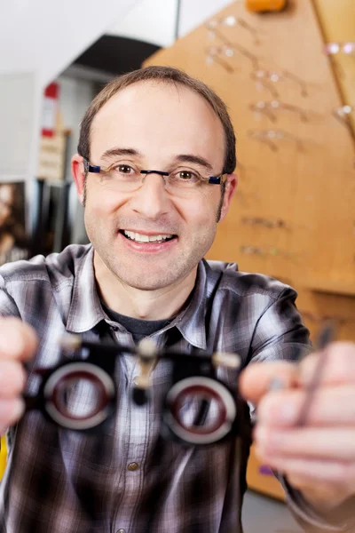 Selbstbewusster Optiker mit Testlinsen — Stockfoto