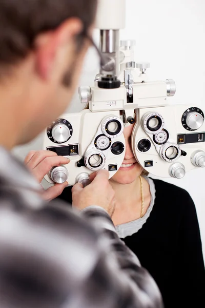 Arts en vrouwelijke patiënt in oog kliniek — Stockfoto