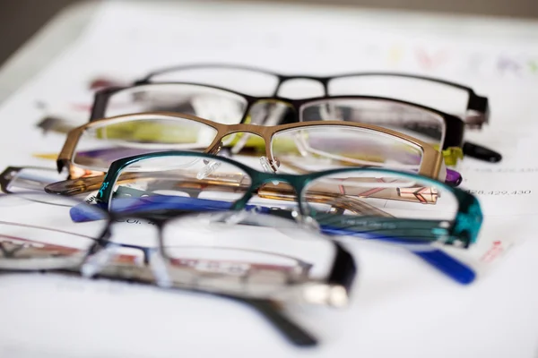 Óculos exibidos no papel — Fotografia de Stock