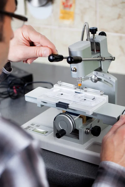 Vidrios sin marco de perforación óptica en taller — Foto de Stock