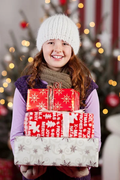 Bella ragazza con una manciata di regali di Natale — Foto Stock