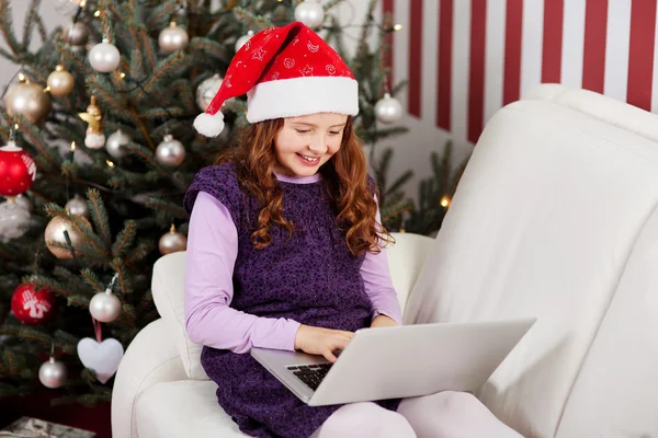 Kleines Mädchen verschickt Weihnachts-E-Mails — Stockfoto