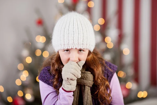 Ung flicka med en jul förkylning och influensa — Stockfoto
