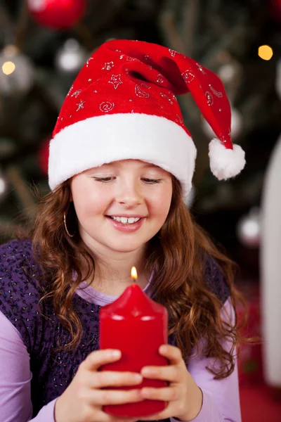 Menina segurando a vela de Natal — Fotografia de Stock