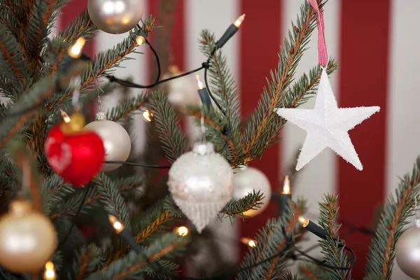 Χριστουγεννιάτικα στολίδια σε χριστουγεννιάτικο δέντρο — Φωτογραφία Αρχείου