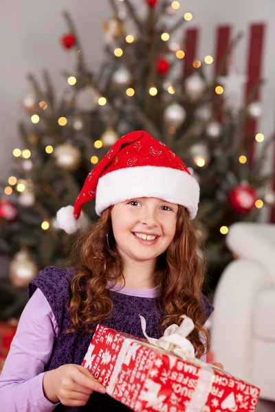 Bella ragazza ridente in un cappello di Babbo Natale — Foto Stock