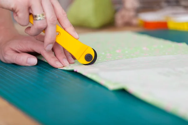 Fashion Designer'S Hands Marking On Cloth — Stock Photo, Image