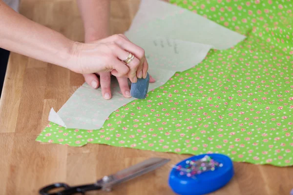 Tasarımcının el kumaş üzerine tebeşir ile işaretleme — Stok fotoğraf