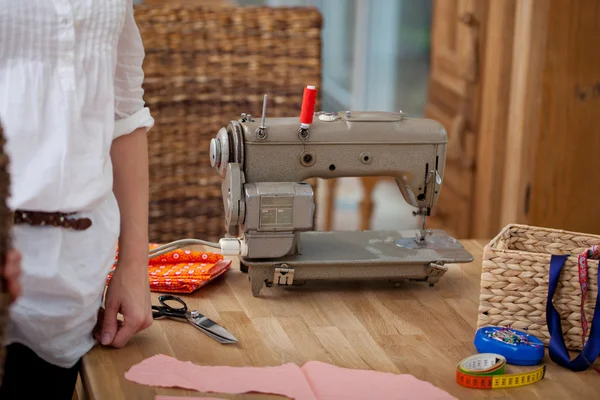 Modedesignerin steht in Werkstatt am Arbeitstisch — Stockfoto