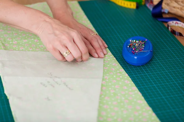 Seamstress fixando um padrão — Fotografia de Stock