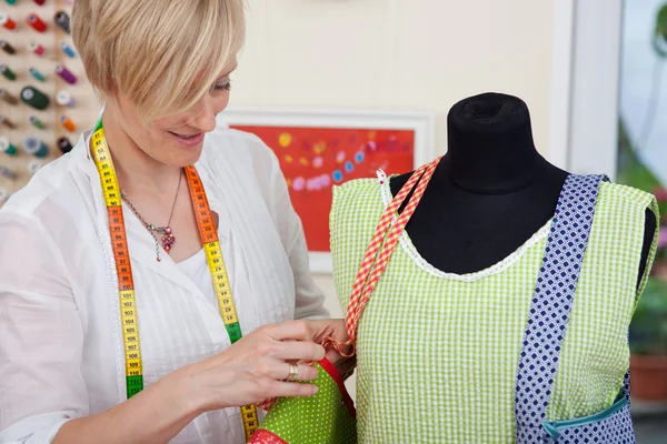 Designer Fixing Bag'S Strap On Mannequin — Stock Photo, Image