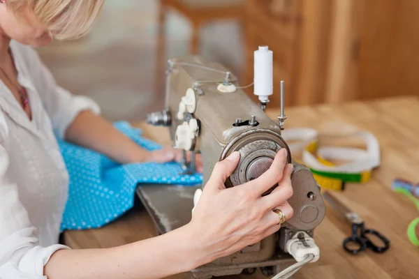 Arbeiten an Nähmaschine — Stockfoto