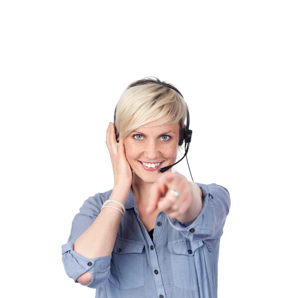 Jonge vrouw met hoofdtelefoon wijzend op camera — Stockfoto