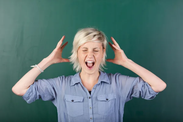 Mulher loira gritando por Chalkboard — Fotografia de Stock