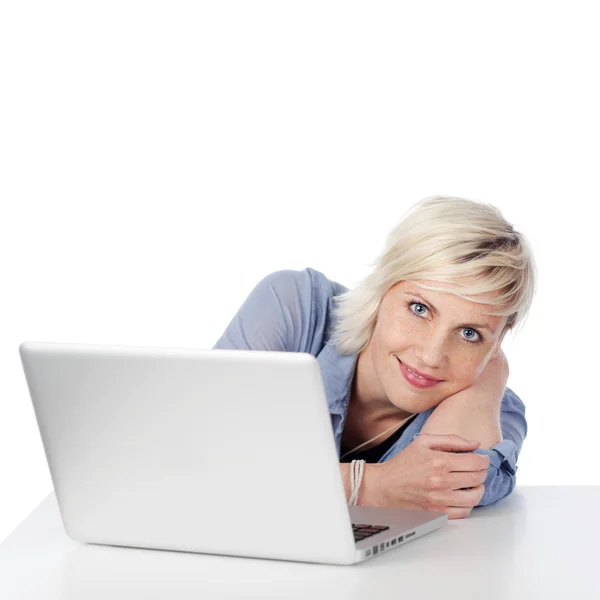 Aantrekkelijke jonge vrouw met laptop — Stockfoto