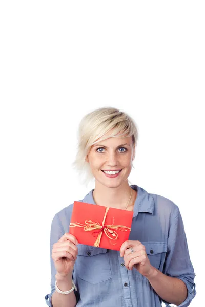 Sonriente mujer joven sosteniendo cupón de regalo — Foto de Stock