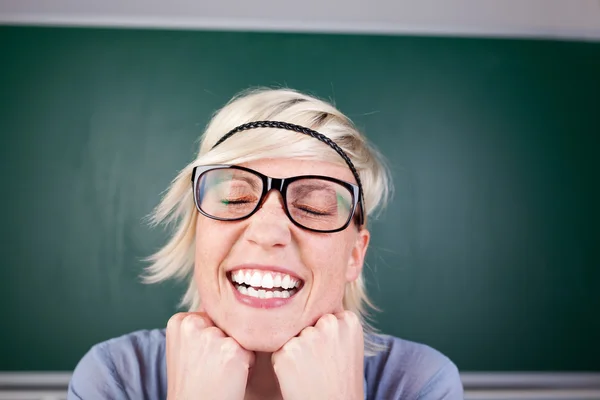 Engraçado mulher rindo contra Chalkboard — Fotografia de Stock