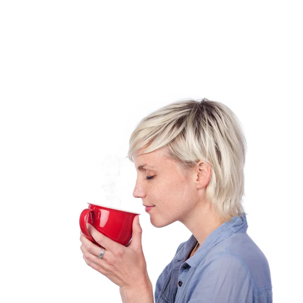 Mulher loira com caneca de café vermelha — Fotografia de Stock