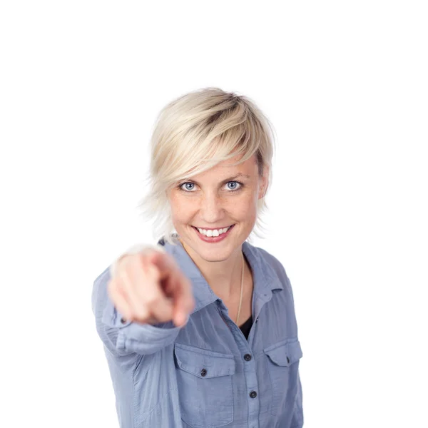 Frau zeigt mit dem Finger auf dich — Stockfoto