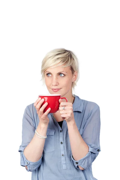 Giovane donna bionda con tazza di caffè rosso — Foto Stock