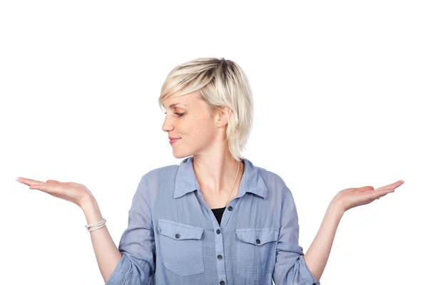 Donna tenendo fuori le palme vuote — Foto Stock