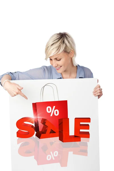 Mulher loira mostrando venda em cartaz — Fotografia de Stock