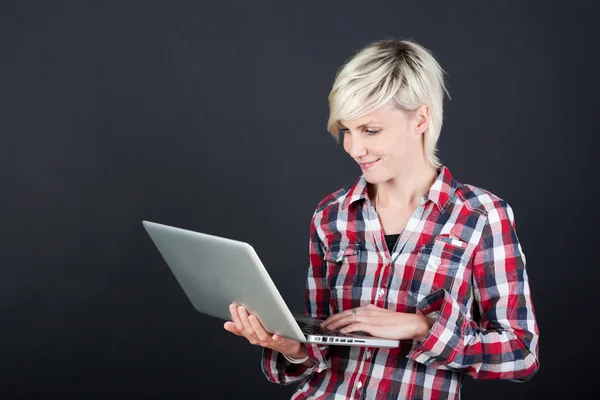 Випадкова молода жінка з ноутбуком — стокове фото