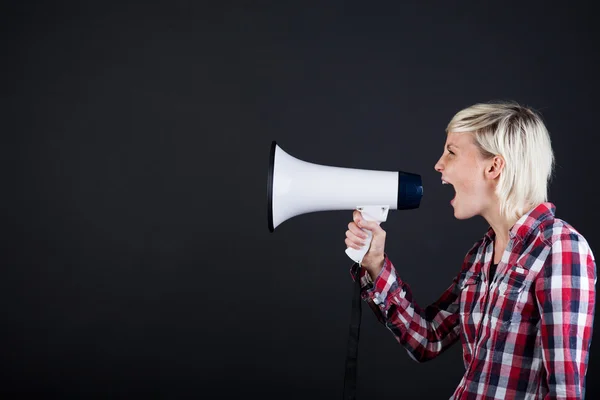 Mulher gritando em megafone — Fotografia de Stock