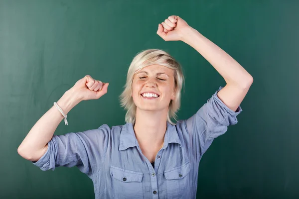 Blonde Frau jubelt mit Kreidetafel — Stockfoto