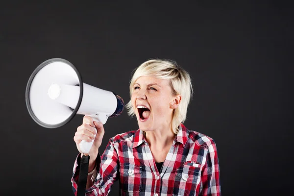Mulher loira gritando em Megaphone — Fotografia de Stock