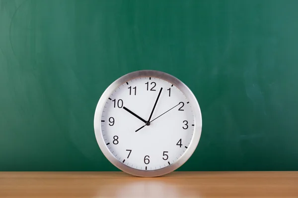 Uhr und Tafel — Stockfoto