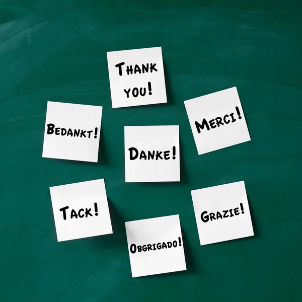 Notas adhesivas con Thank You escrito en varios idiomas en blac — Foto de Stock