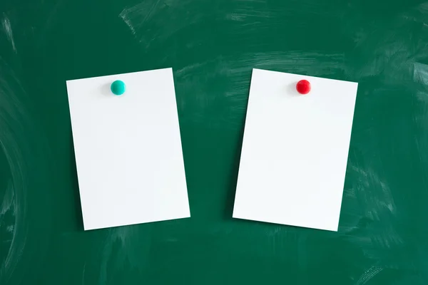 Blank papers attached on blackboard with pushpins — Stock Photo, Image