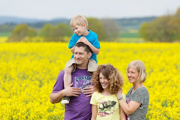 Famille souriante va faire une promenade — Photo