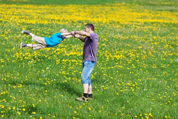 Vater spielt mit Sohn draußen — Stockfoto