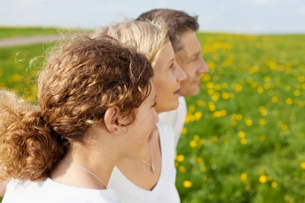 Parents et fille regardant dans une direction — Photo