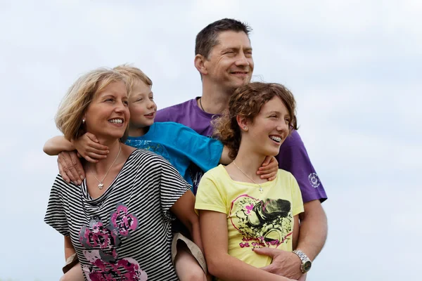 Famille à l'extérieur — Photo