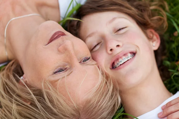 Madre e hija tendidas juntas — Foto de Stock