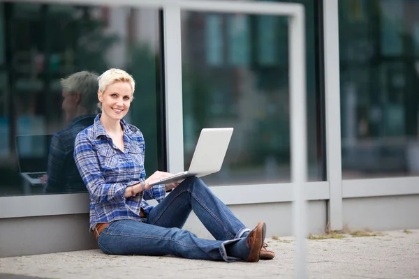 Student pracuje na notebooku ve městě — Stock fotografie