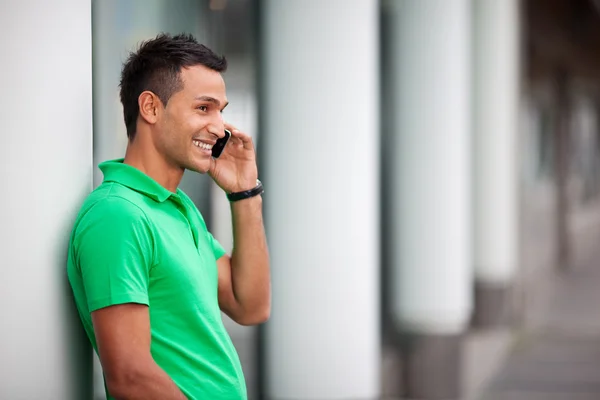 Man met smartphone in de stad — Stockfoto