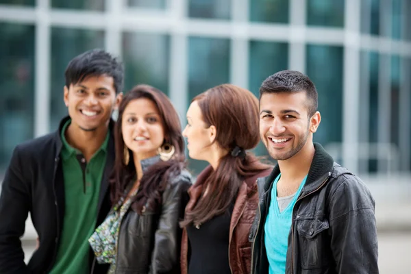 Joven con sus amigos — Foto de Stock