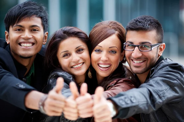 Szczęśliwy optymistyczne grupa młodych przyjaciół — Zdjęcie stockowe