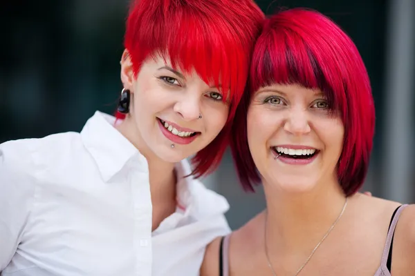 Δύο όμορφες γυναίκες με κόκκινα μαλλιά — Φωτογραφία Αρχείου