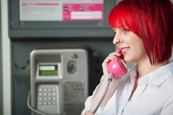 赤い髪とピンクの電話の女性 — ストック写真