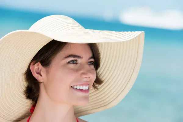 Portrait d'une belle femme en chapeau de soleil — Photo