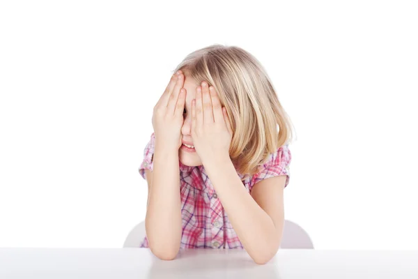 Meisje bedekking ogen met handen — Stockfoto