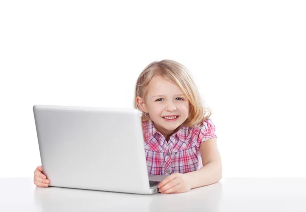 Meisje met behulp van een laptop — Stockfoto