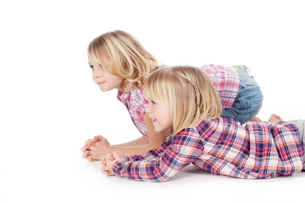 Dvě malé holčičky, které leží na podlaze — Stock fotografie