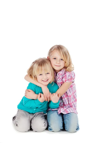 Två små systrar arm i arm — Stockfoto