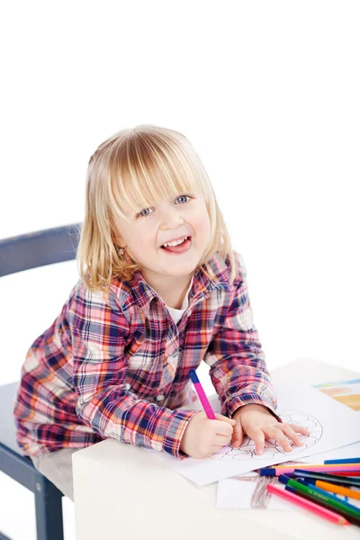 Sorrindo menina coloração em seu livro — Fotografia de Stock